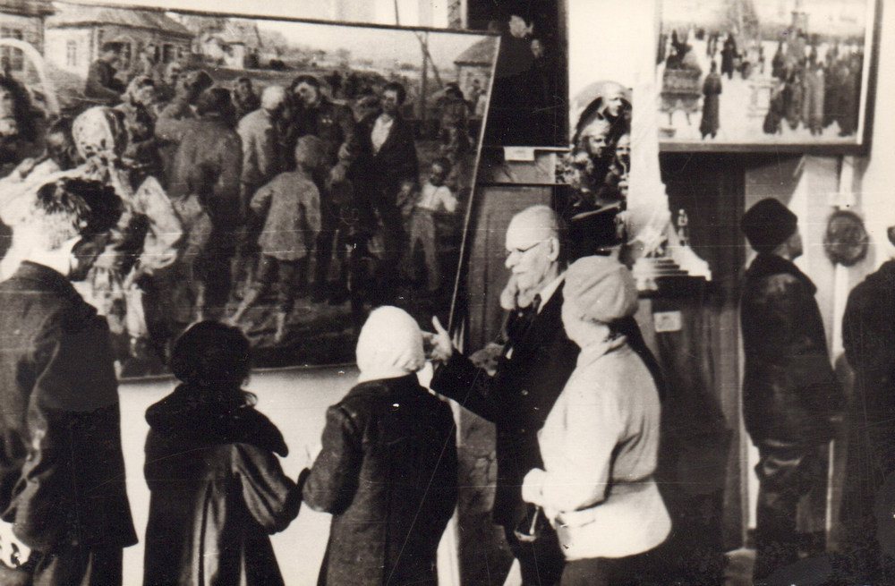 Федот Сычков на своей персональной выставке в Саранске, 1952 год