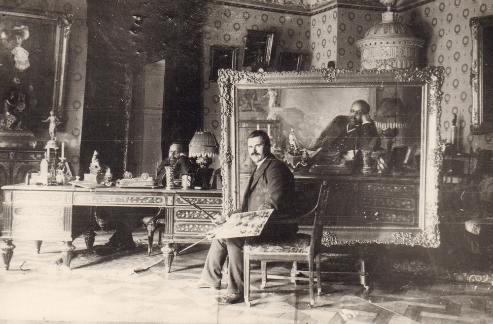 Сычков за мольбертом в петербургской мастерской, 1906